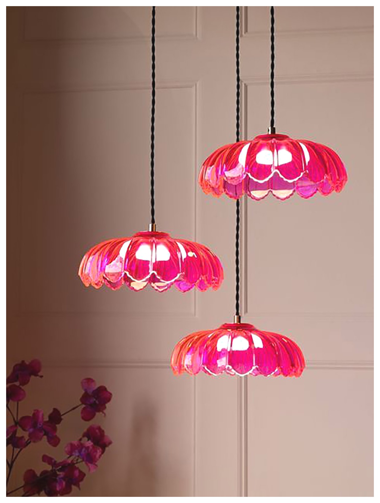 چراغ آویز دکوری رنگارنگ: زیبایی و جذابیت در هر فضا