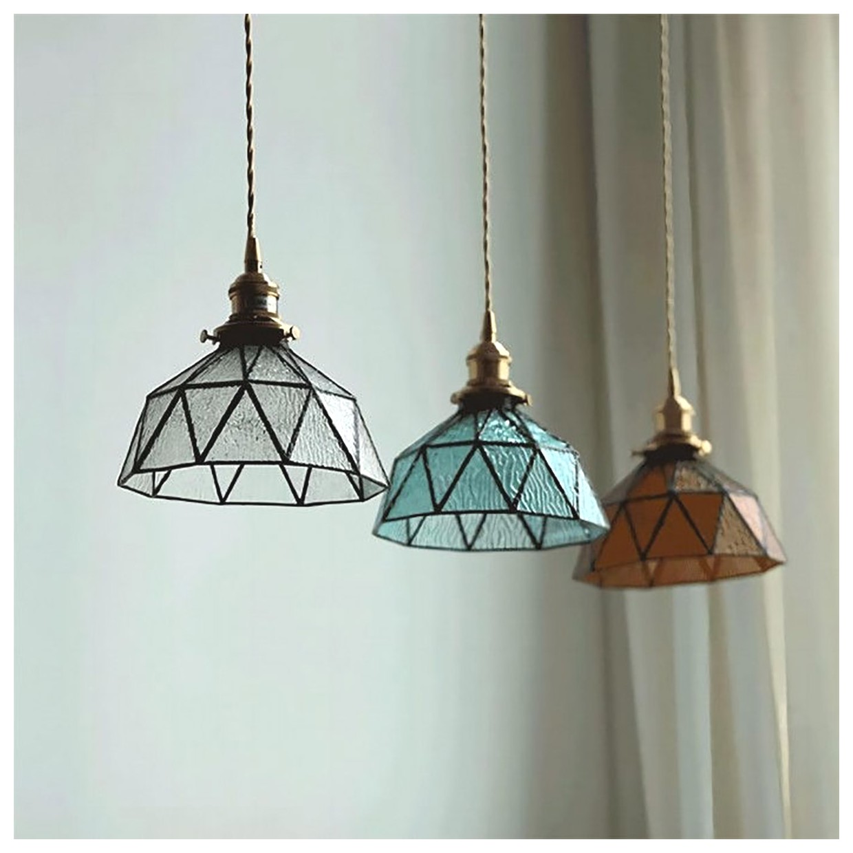 چراغ آویز دکوری رنگارنگ: زیبایی و جذابیت در هر فضا