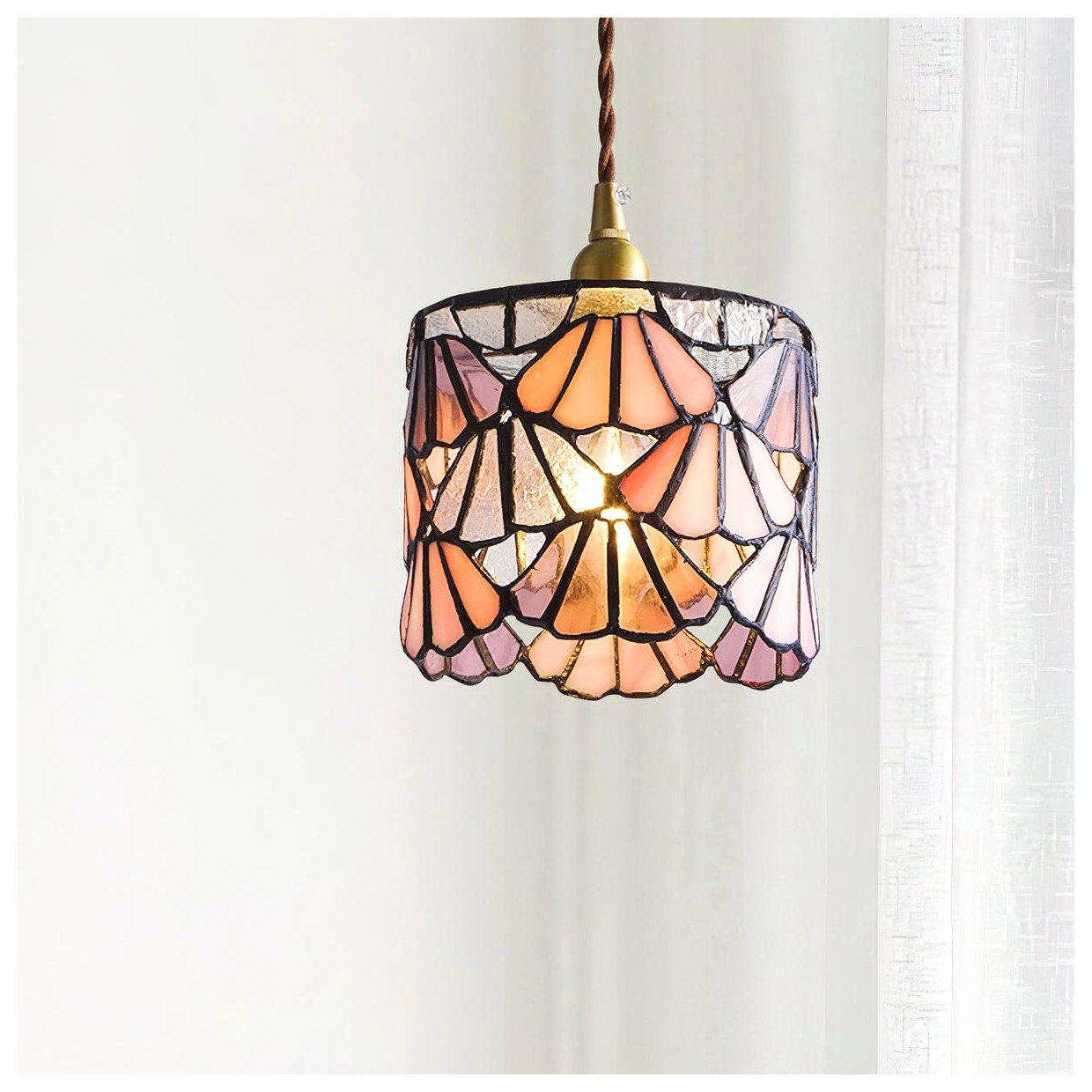 چراغ آویز دکوری رنگارنگ: زیبایی و جذابیت در هر فضا