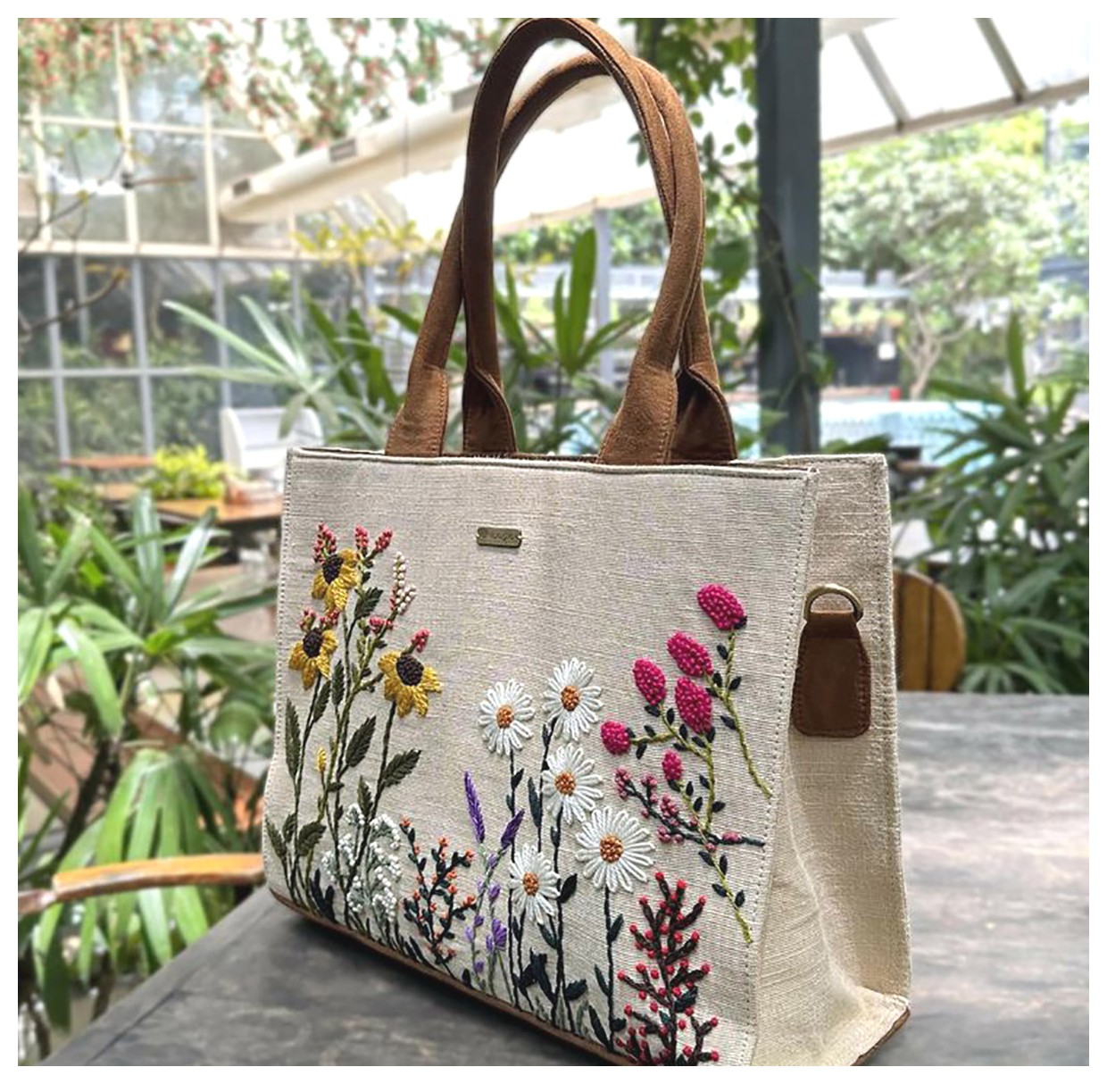 کیف دستی گلدوزی شده: مد 2025 با طراحیهای خیرهکننده!
