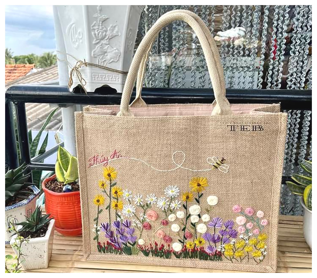 کیف دستی گلدوزی شده: مد 2025 با طراحیهای خیرهکننده!