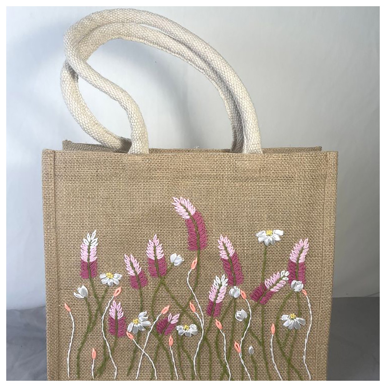 کیف دستی گلدوزی شده: مد 2025 با طراحیهای خیرهکننده!