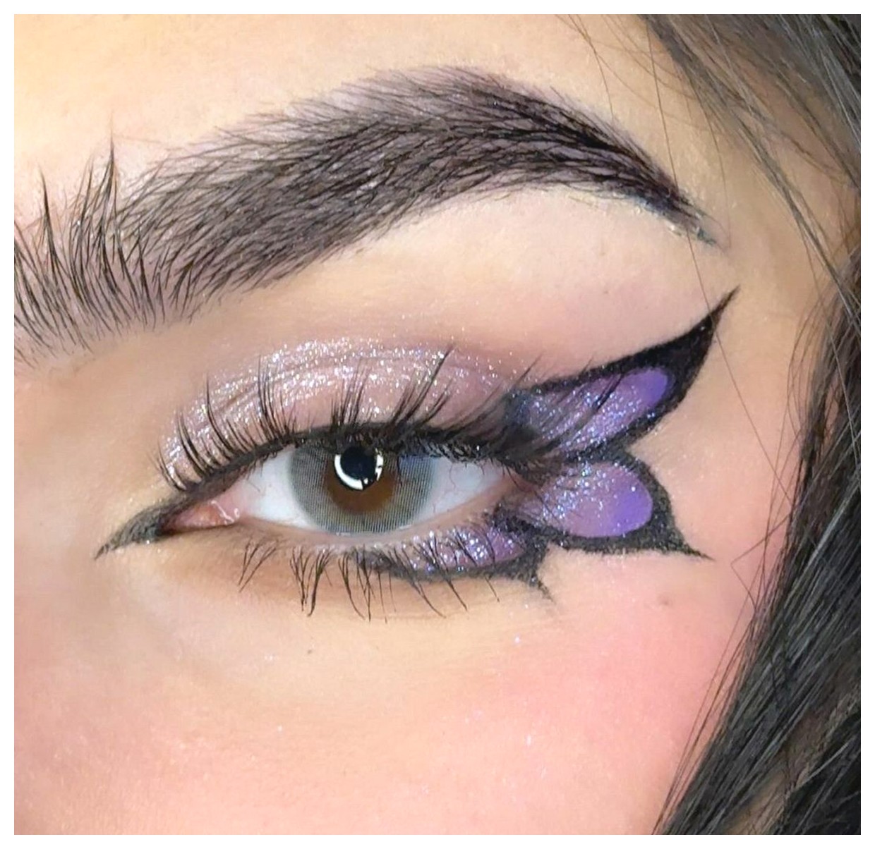 آرایش چشم فانتزی: راهنمایی برای خلق زیبایی‌های جذاب