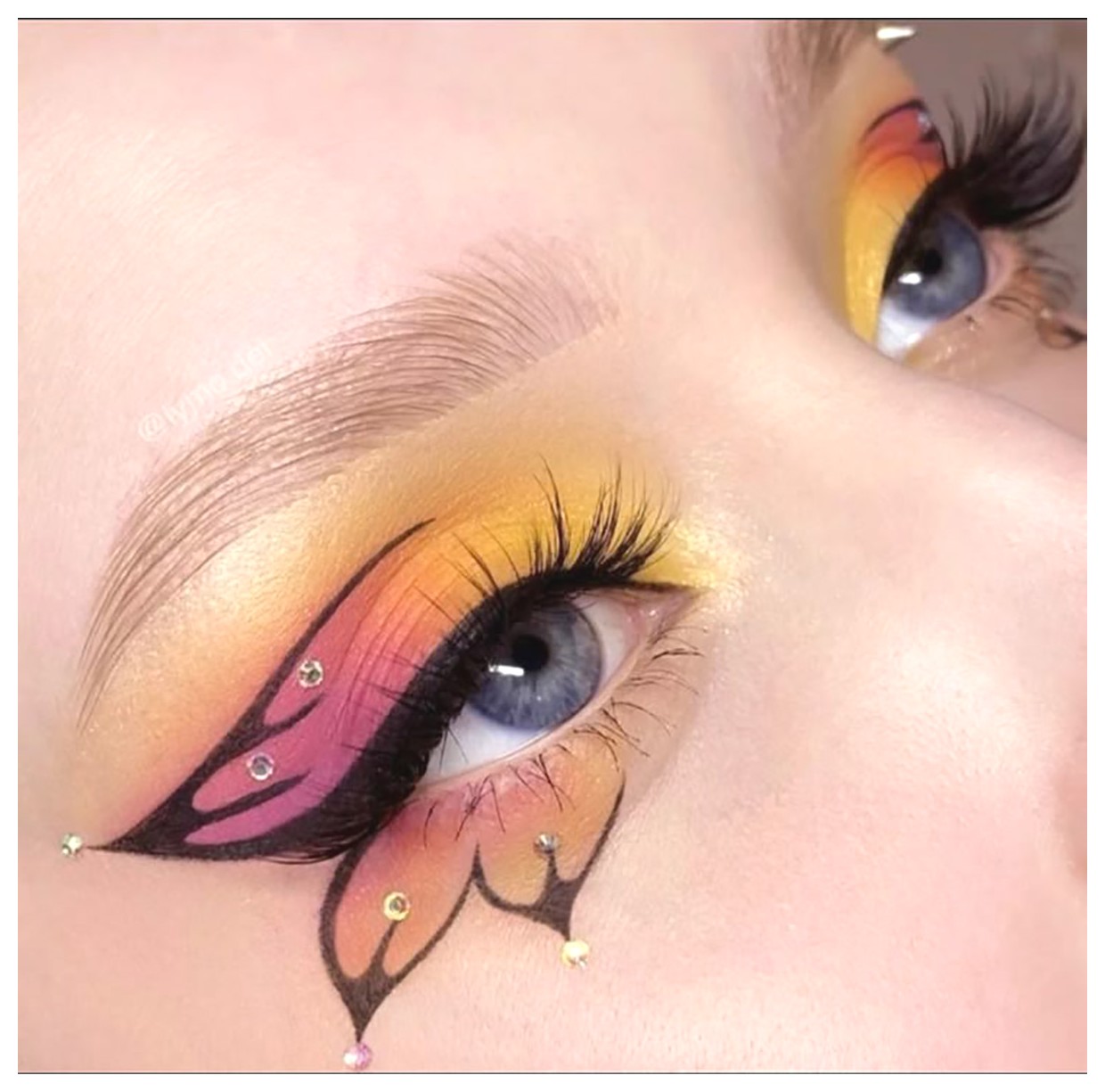 آرایش چشم فانتزی: راهنمایی برای خلق زیبایی‌های جذاب