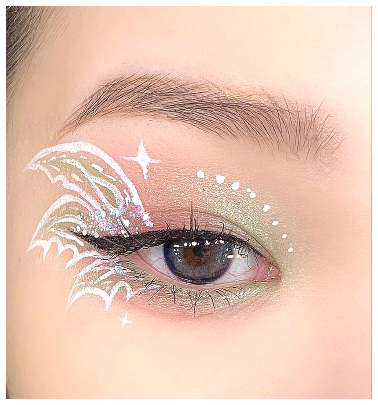 آرایش چشم فانتزی: راهنمایی برای خلق زیبایی‌های جذاب