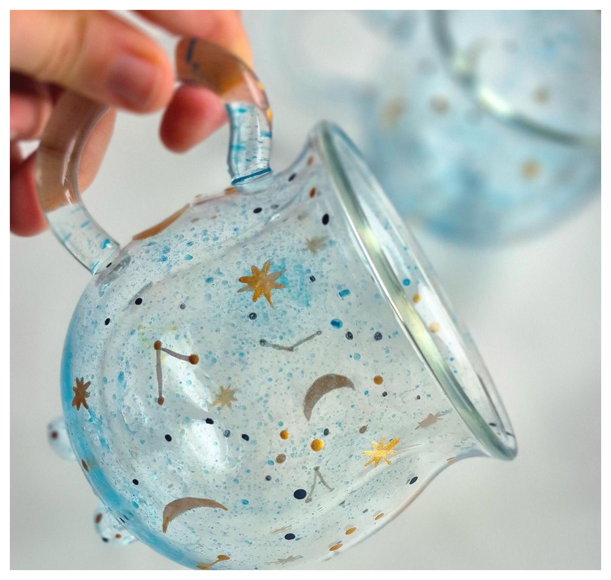 طراحی فنجان شیشه‌ای فانتزی: ایده‌هایی برای دکوراسیون خاص