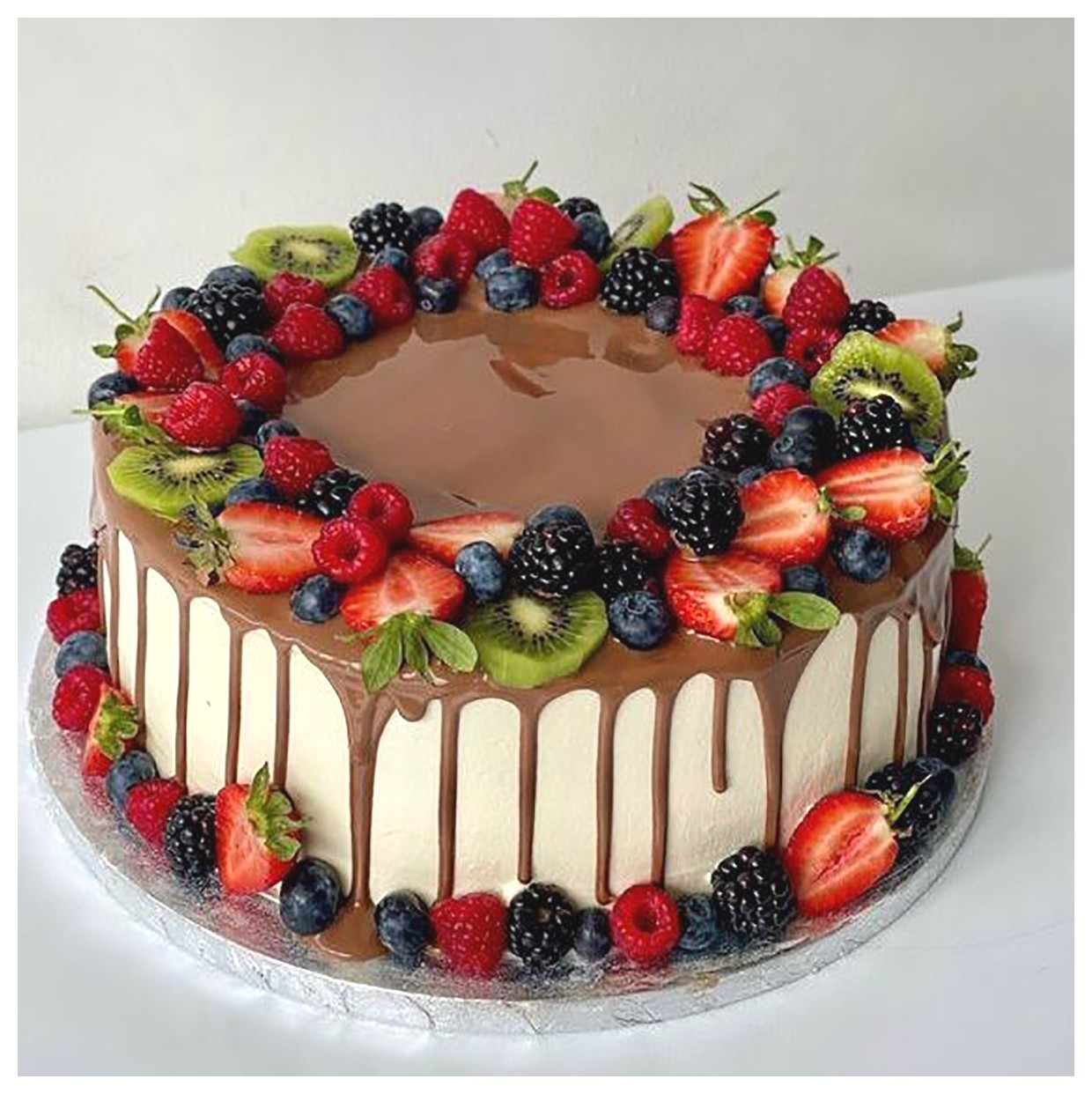 طراحی کیک میوهای: ایدههایی زیبا و جذاب برای جشنها