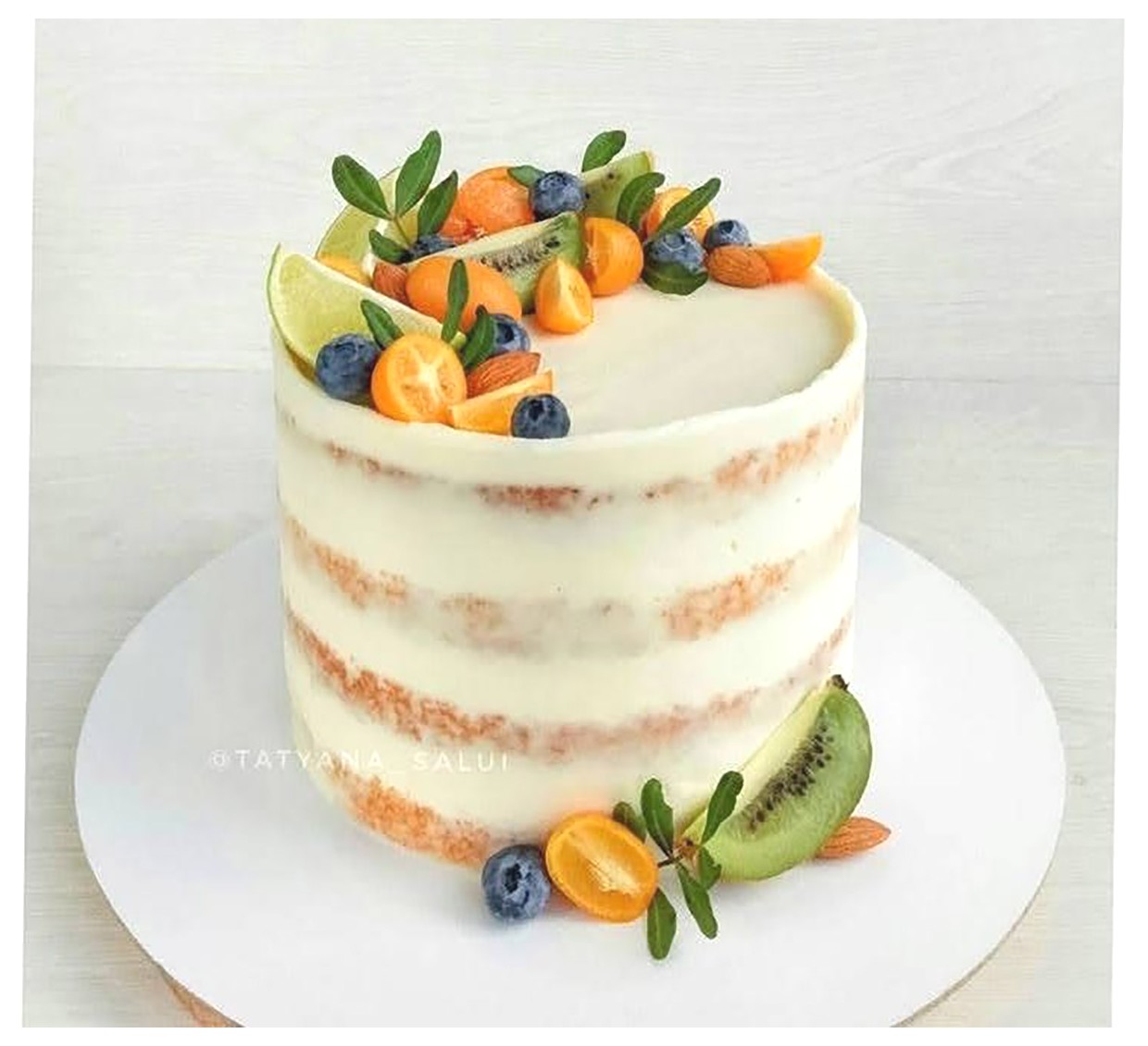 طراحی کیک میوهای: ایدههایی زیبا و جذاب برای جشنها