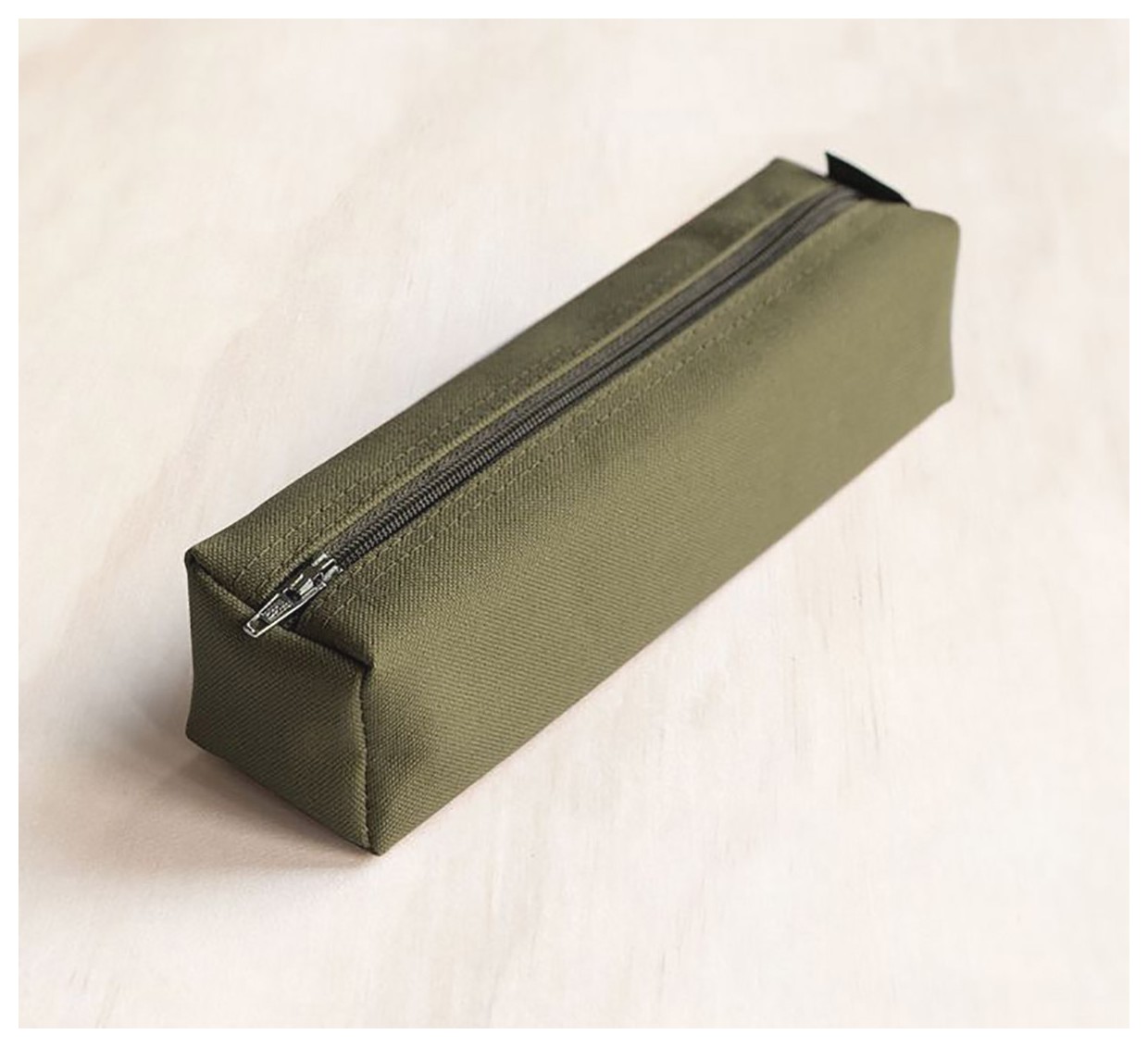 کیف مداد مینیمالیستی: انتخابی شیک و کاربردی برای هر دانش‌آموز