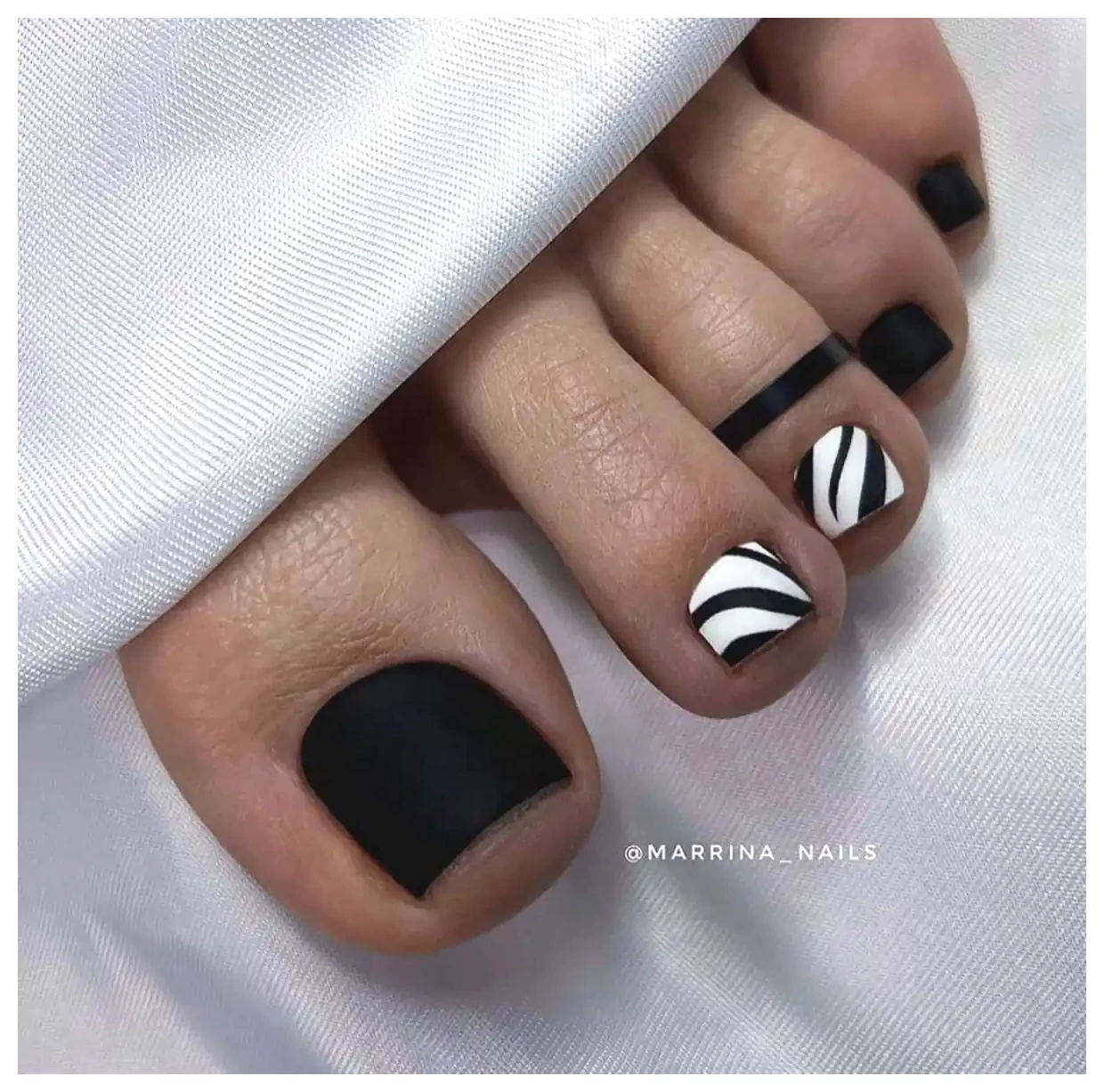 طراحی مینیمالیستی ناخن پا: ایده‌های جذاب و خلاقانه