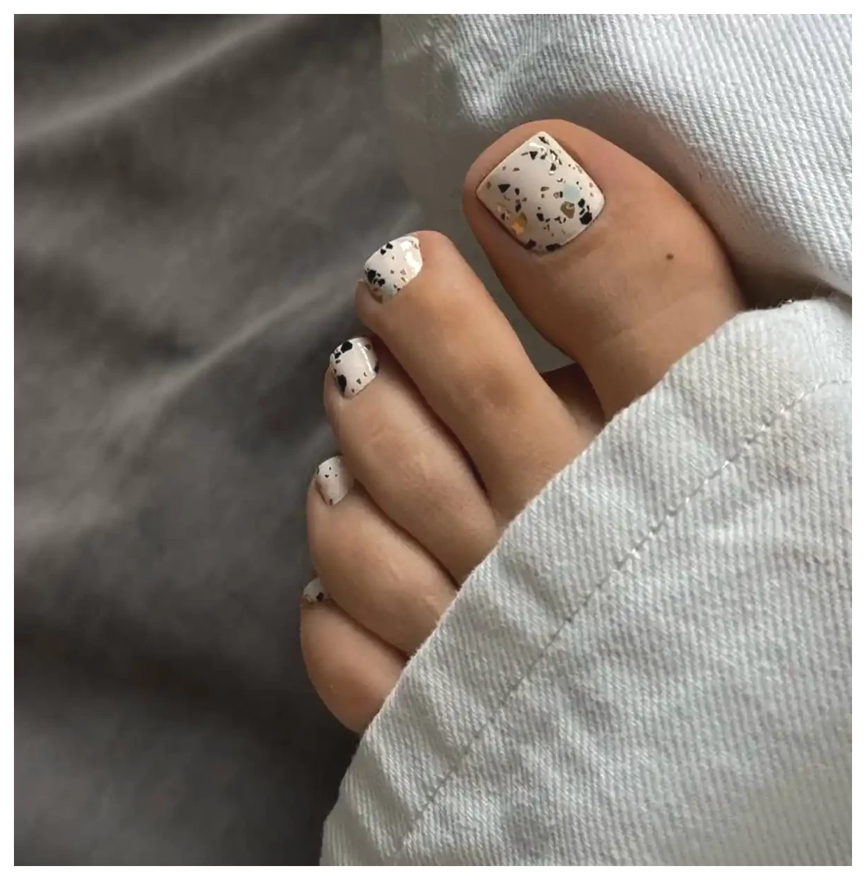 طراحی مینیمالیستی ناخن پا: ایده‌های جذاب و خلاقانه