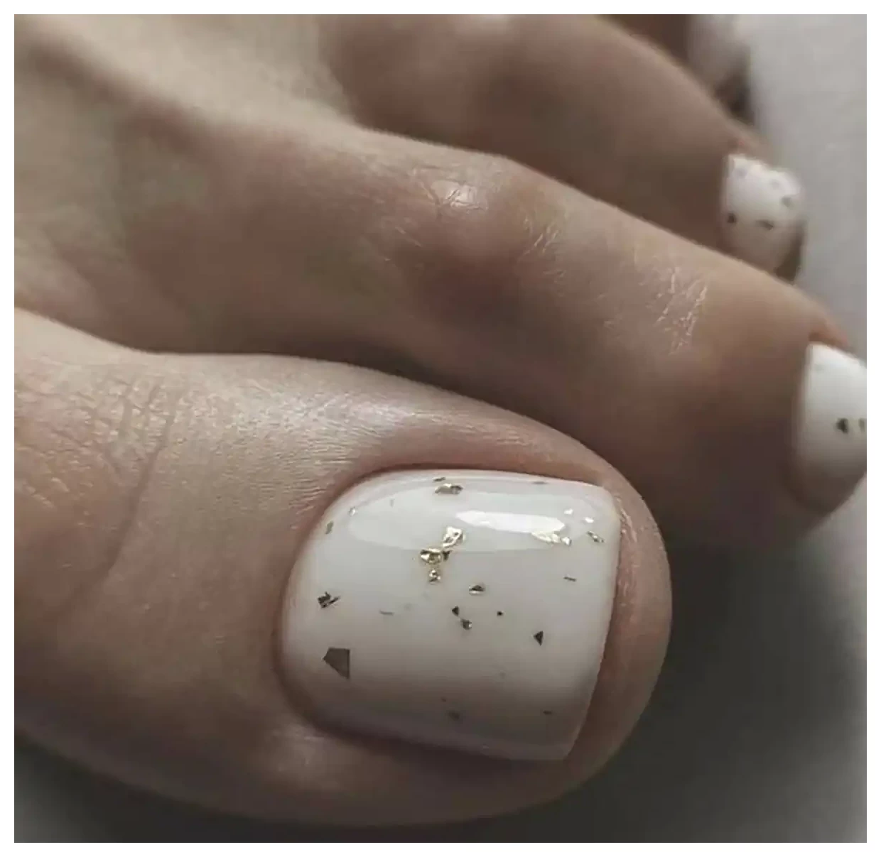 طراحی مینیمالیستی ناخن پا: ایده‌های جذاب و خلاقانه