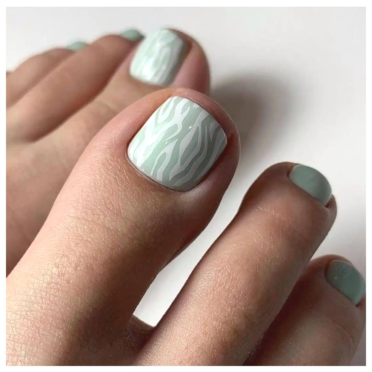 طراحی مینیمالیستی ناخن پا: ایده‌های جذاب و خلاقانه