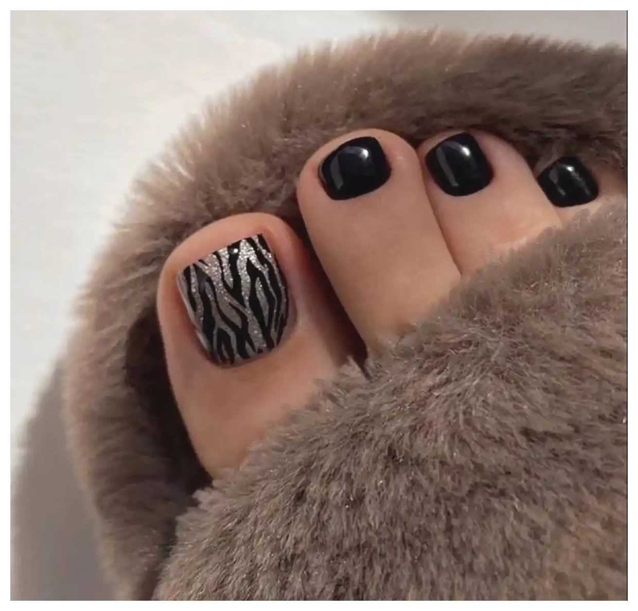 طراحی مینیمالیستی ناخن پا: ایده‌های جذاب و خلاقانه