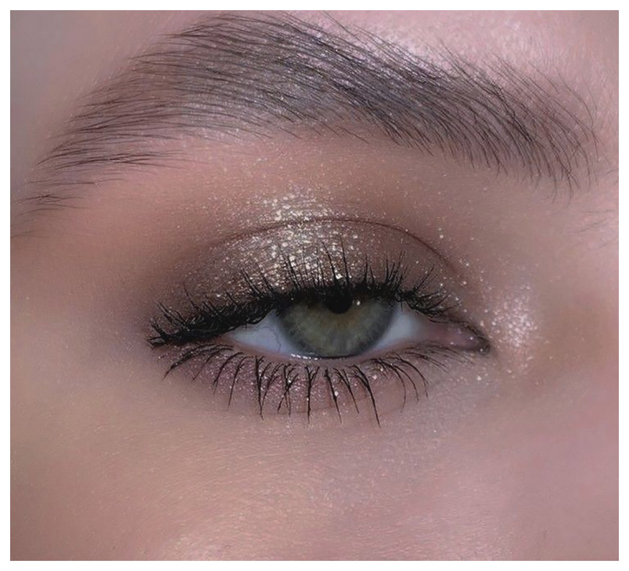 مدلهای سایه چشم درخشان: جذابیت و زیبایی در هر نگاه
