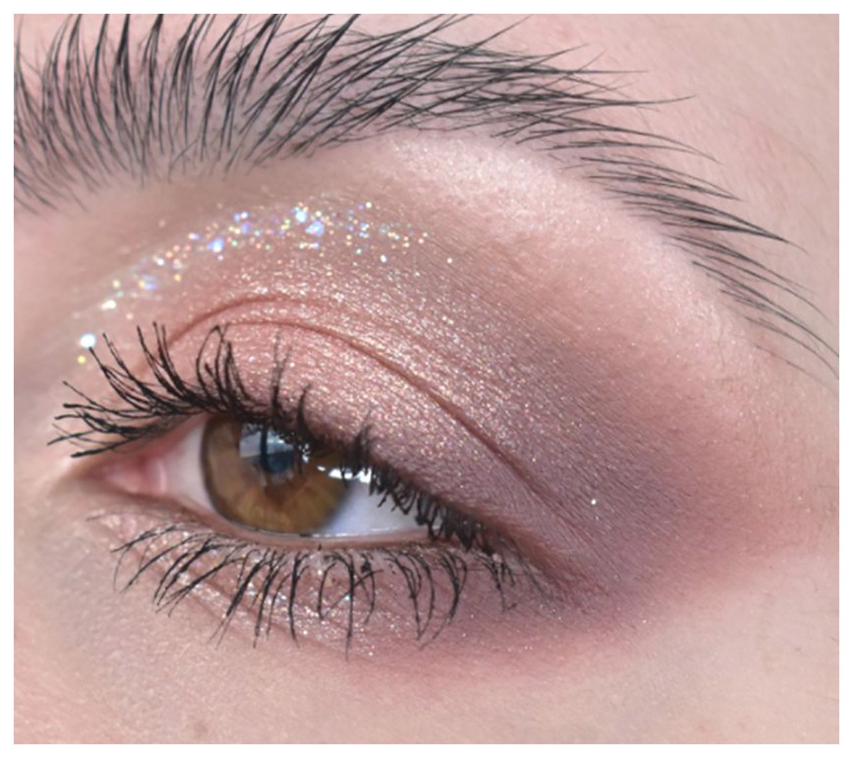 مدلهای سایه چشم درخشان: جذابیت و زیبایی در هر نگاه