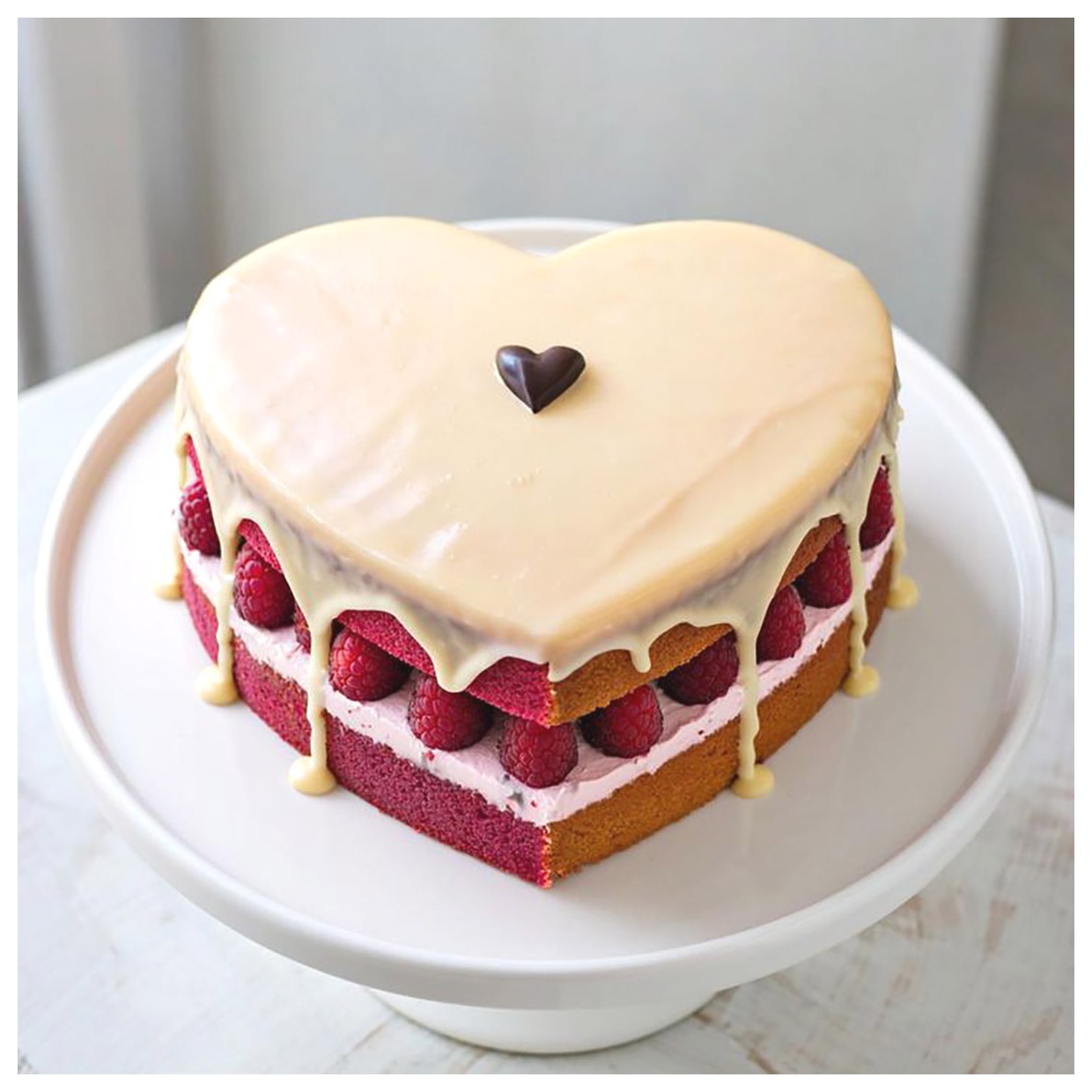 طرز تهیه کیک تولد ساده و زیبا برای خانم‌ها