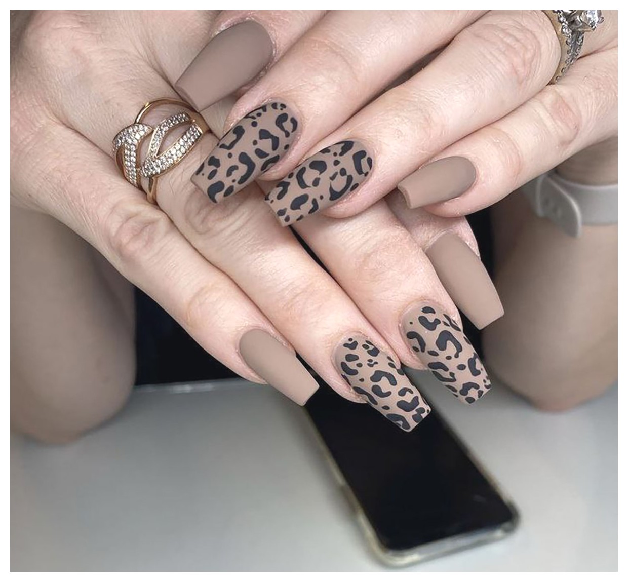 طراحی ناخن پلنگی: جذابیت و شگفتی در دنیای زیبایی