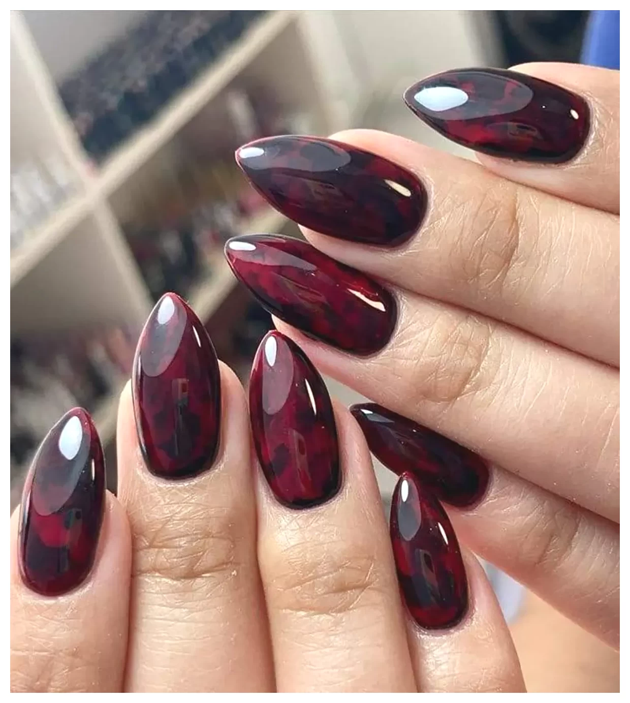 طراحی ناخن زرشکی: ایده‌هایی برای زیبایی و جذابیت