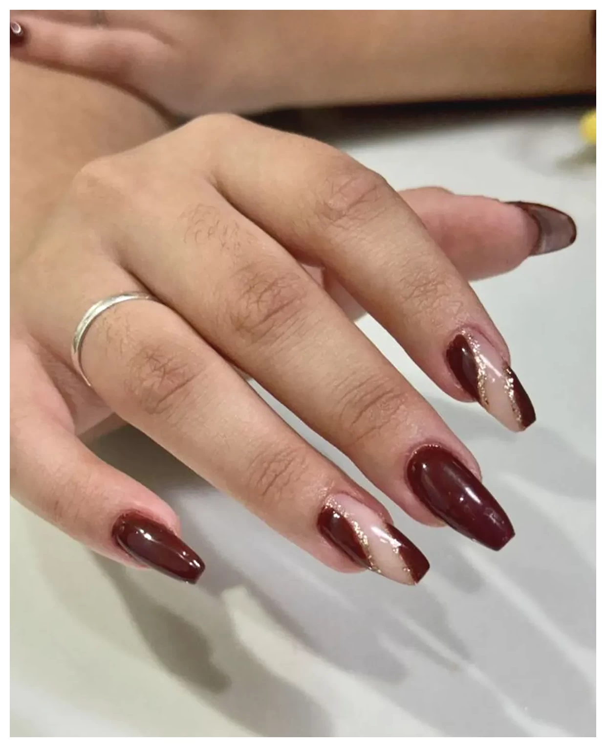 طراحی ناخن زرشکی: ایده‌هایی برای زیبایی و جذابیت