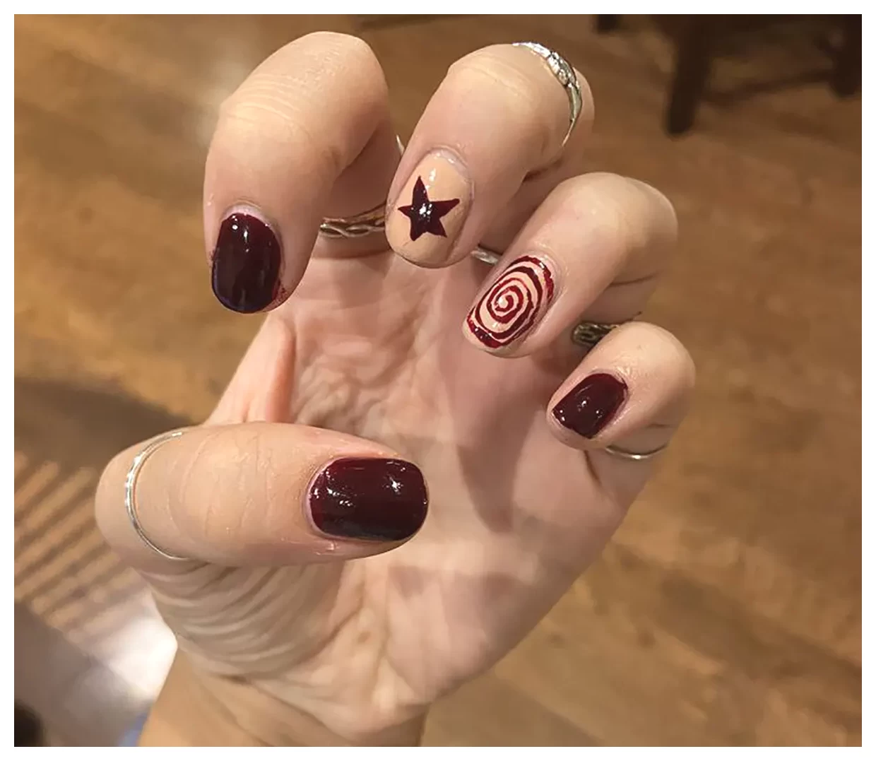 طراحی ناخن زرشکی: ایده‌هایی برای زیبایی و جذابیت