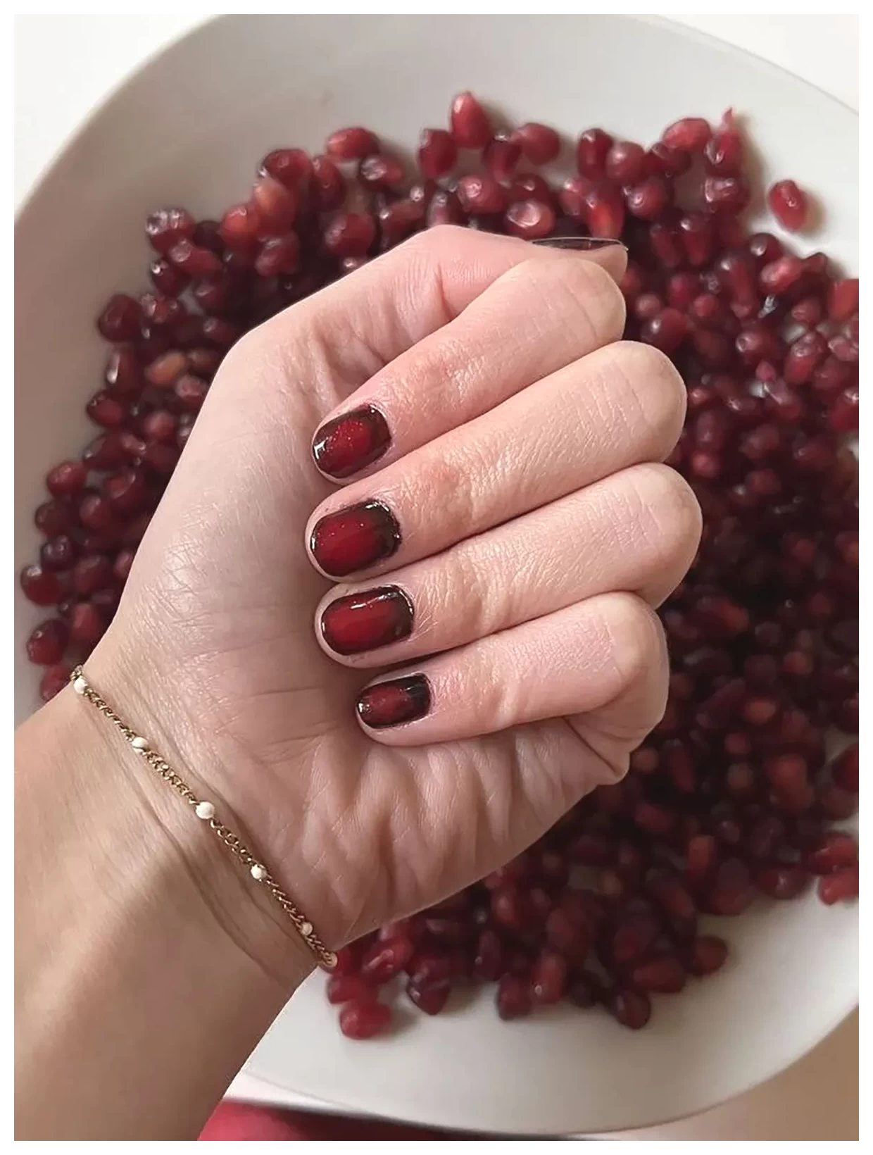 طراحی ناخن زرشکی: ایده‌هایی برای زیبایی و جذابیت