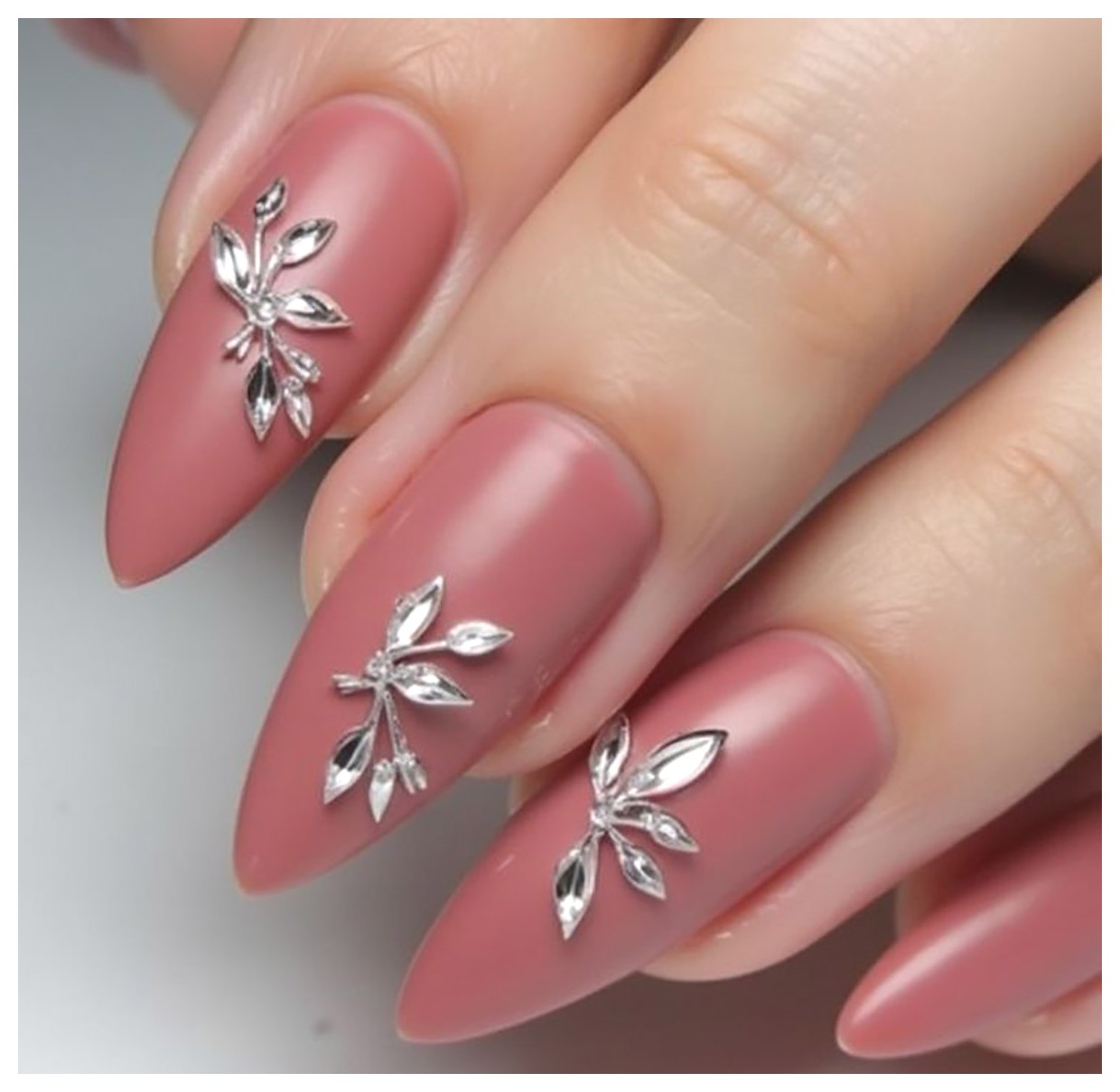 زیباترین طراحیهای ناخن برای سال 2024