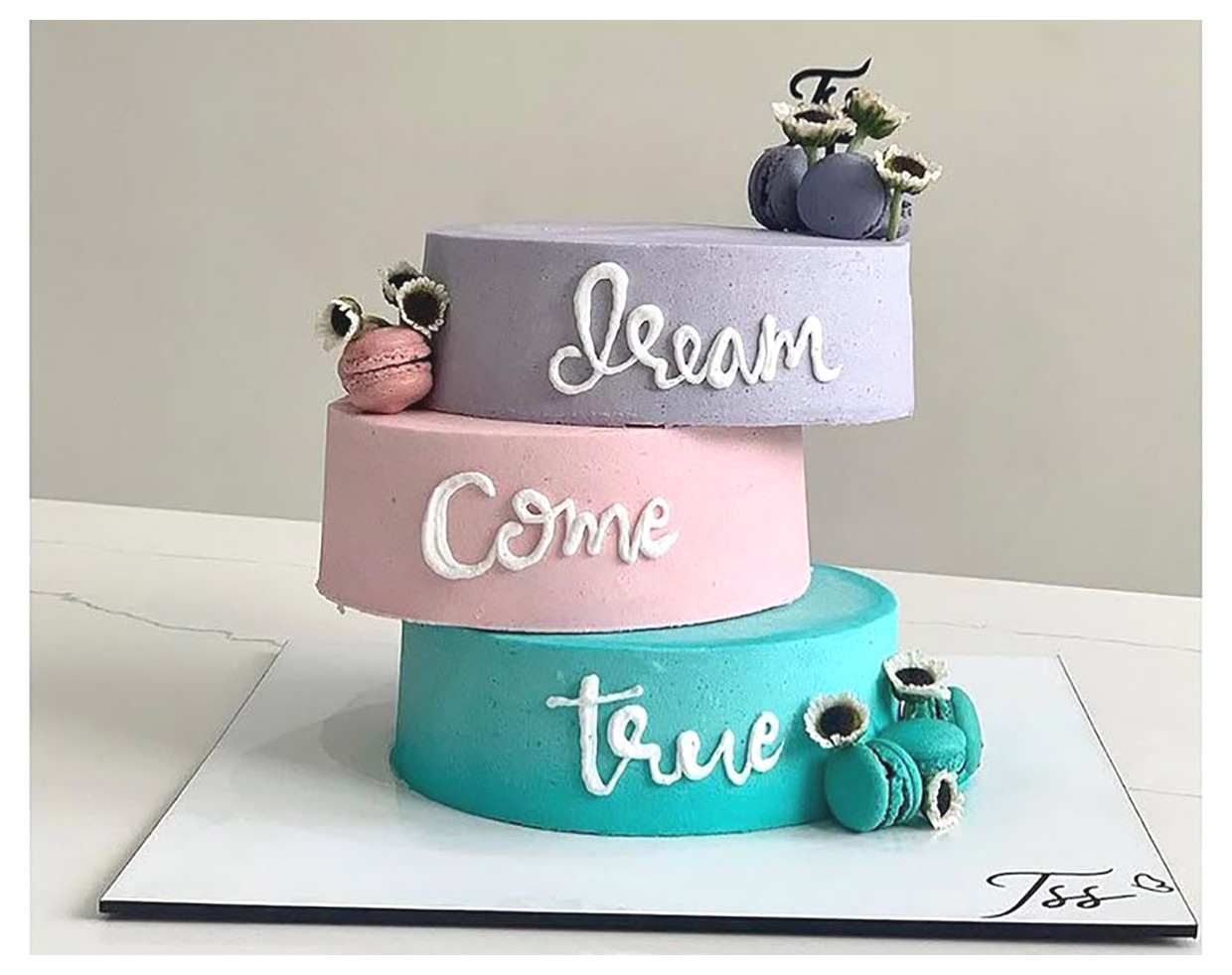 کیک تولد سه طبقه مدرن و شیک | ایده‌هایی برای تهیه کیک تولد خاص