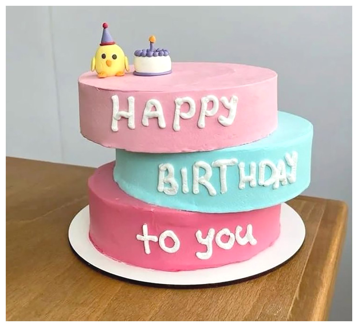 کیک تولد سه طبقه مدرن و شیک | ایده‌هایی برای تهیه کیک تولد خاص