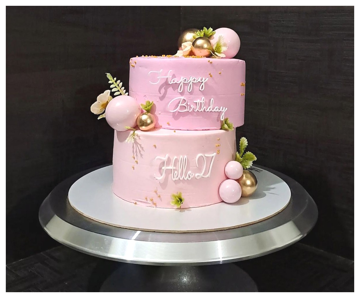 کیک تولد سه طبقه مدرن و شیک | ایده‌هایی برای تهیه کیک تولد خاص