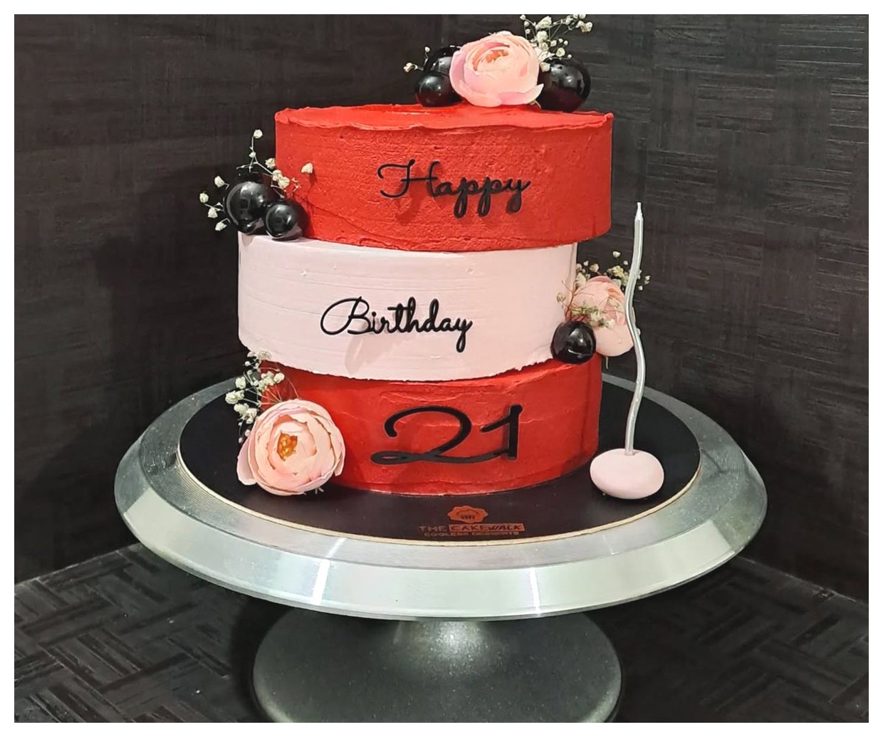 کیک تولد سه طبقه مدرن و شیک | ایده‌هایی برای تهیه کیک تولد خاص