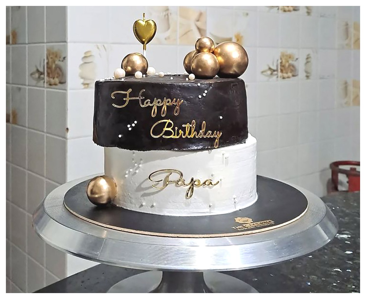 کیک تولد سه طبقه مدرن و شیک | ایده‌هایی برای تهیه کیک تولد خاص