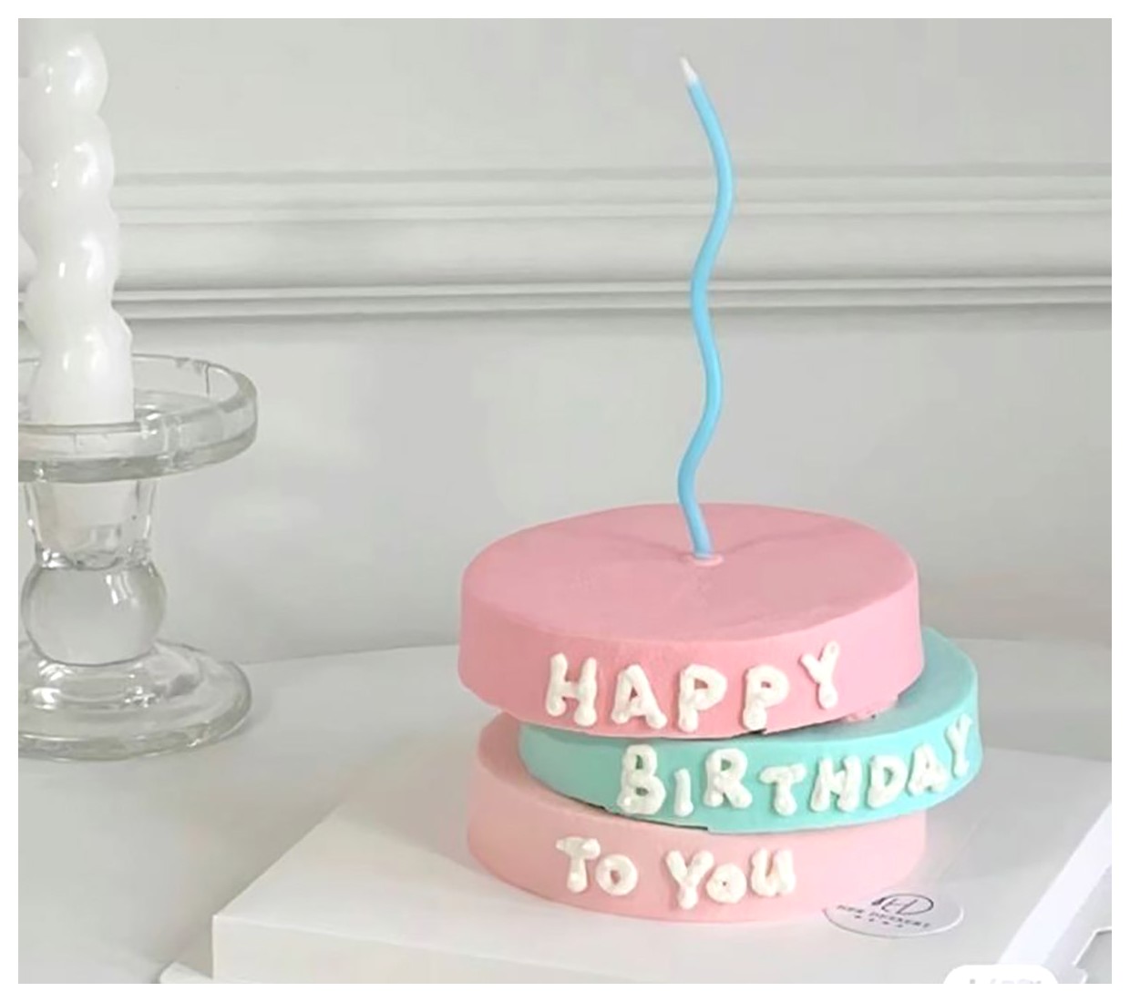 کیک تولد سه طبقه مدرن و شیک | ایده‌هایی برای تهیه کیک تولد خاص