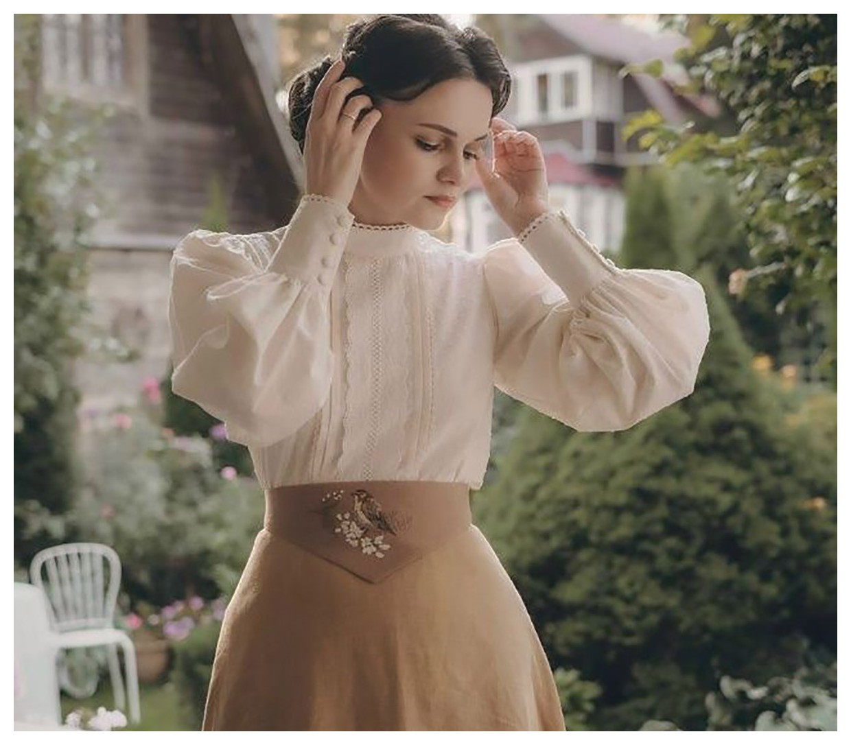 بلوز شب سفید: انتخابی شیک و جذاب برای مهمانیها