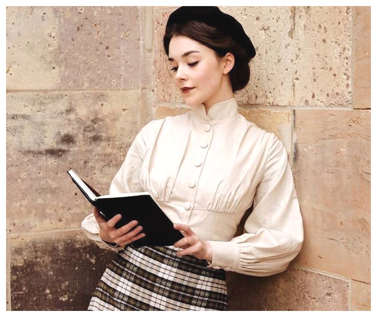 بلوز شب سفید: انتخابی شیک و جذاب برای مهمانیها