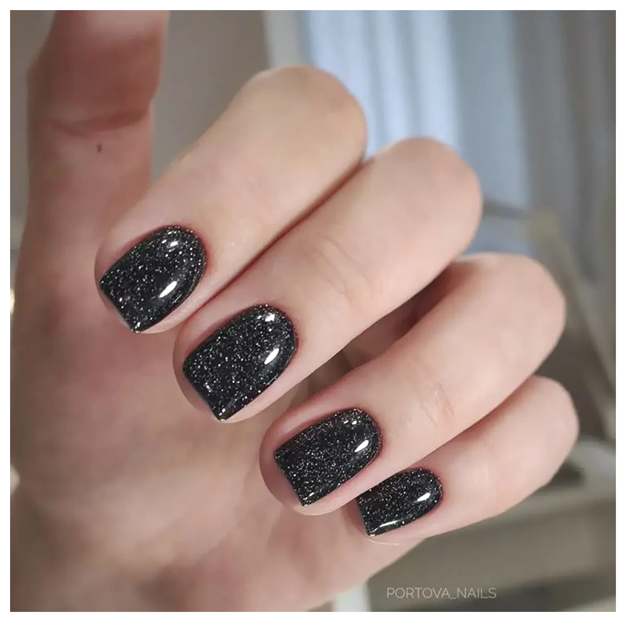 لاک طرح مشکی: انتخابی شیک و جذاب برای زیبایی ناخن‌ها