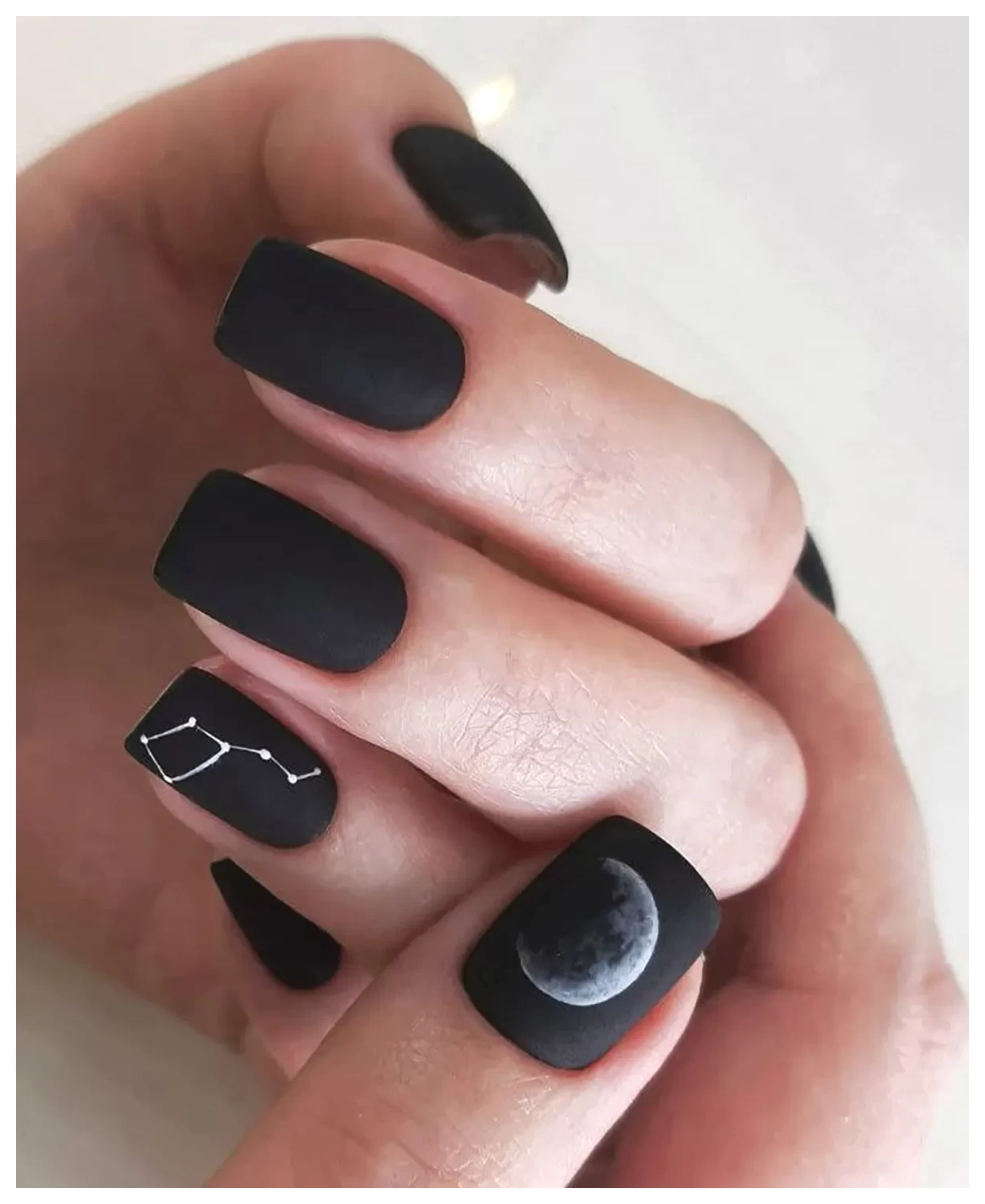 لاک طرح مشکی: انتخابی شیک و جذاب برای زیبایی ناخن‌ها