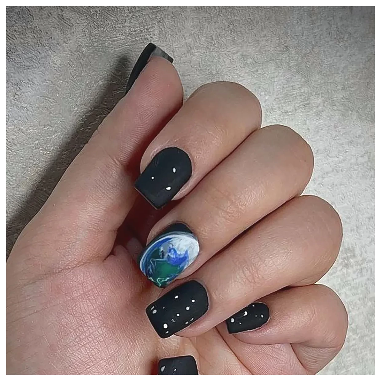 لاک طرح مشکی: انتخابی شیک و جذاب برای زیبایی ناخن‌ها