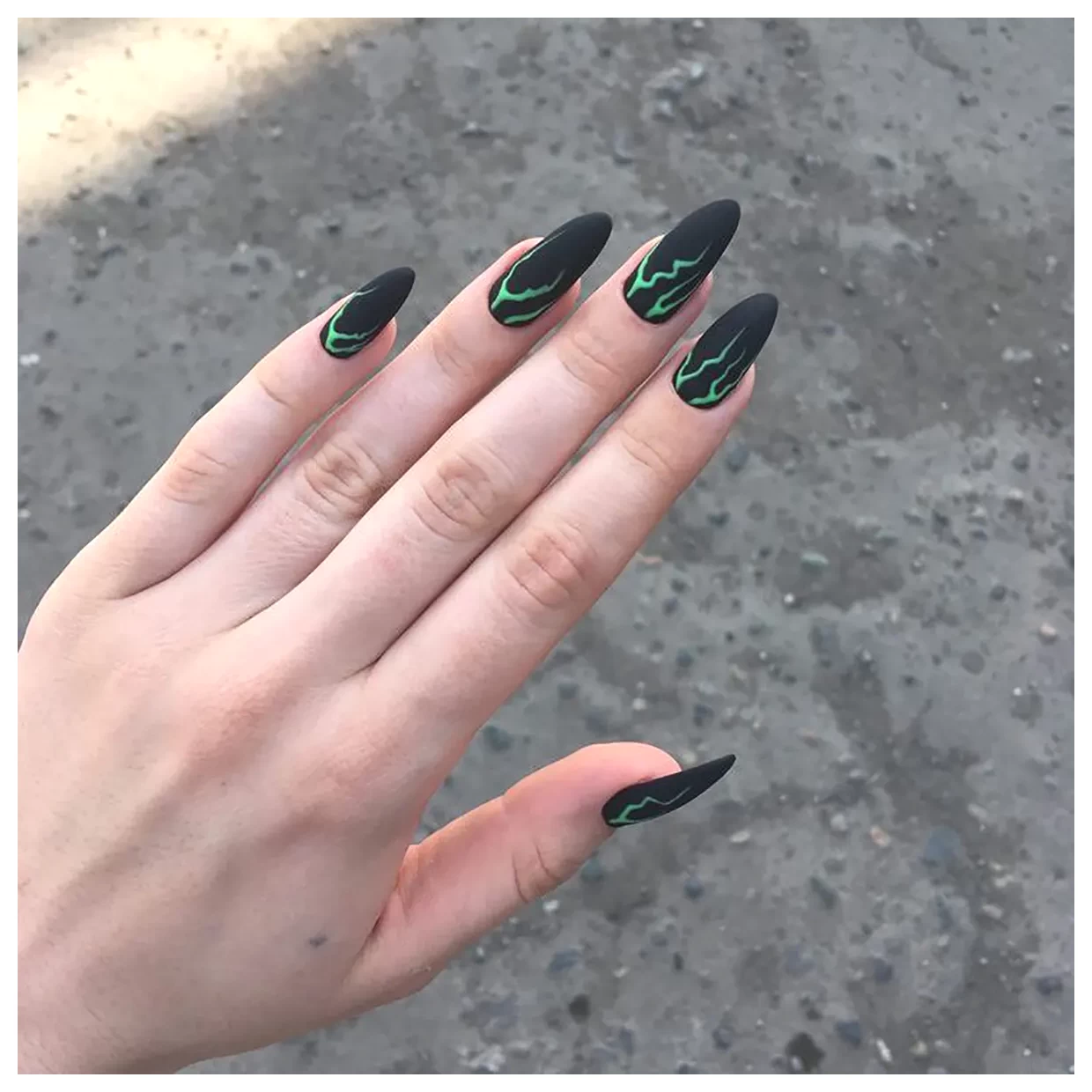 لاک طرح مشکی: انتخابی شیک و جذاب برای زیبایی ناخن‌ها