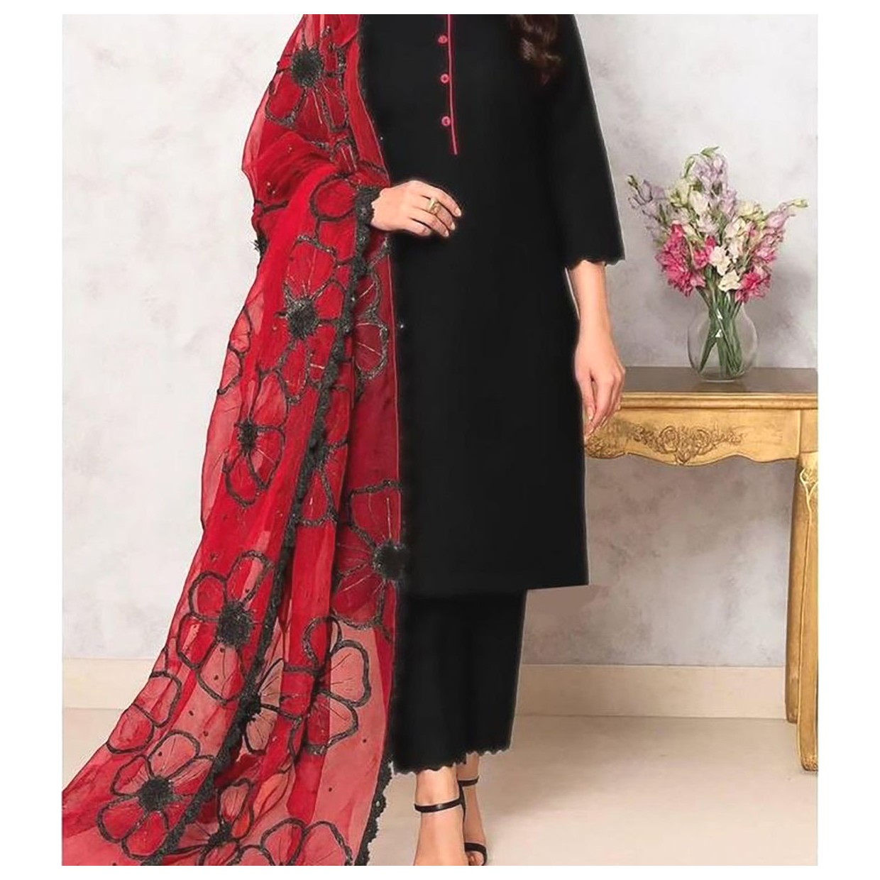 راهنمای انتخاب لباس ساری: جذابیت و زیبایی در هر فصل