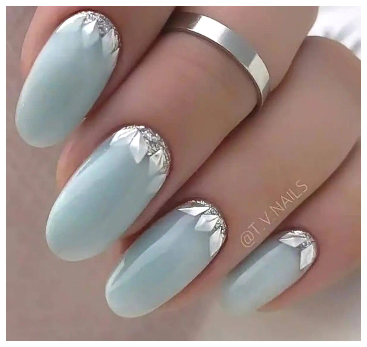 طراحی ناخن آبی روشن: ایده‌ها و نکات زیبا برای ناخن‌های شما