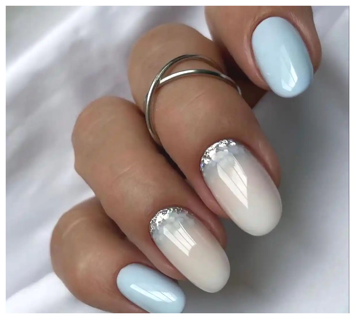 طراحی ناخن آبی روشن: ایده‌ها و نکات زیبا برای ناخن‌های شما