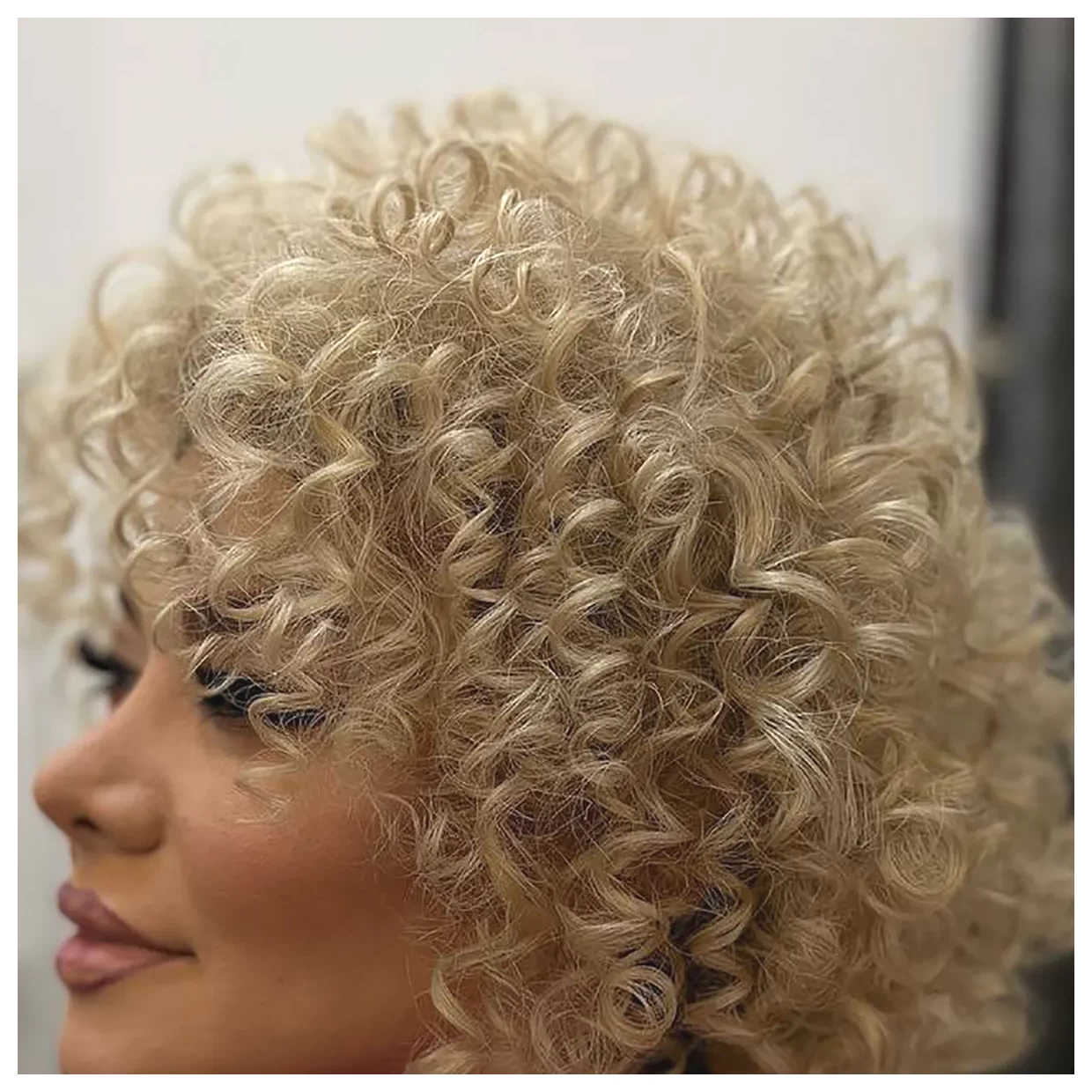 موه‌های فر: راهنمای کامل برای مراقبت و زیبایی