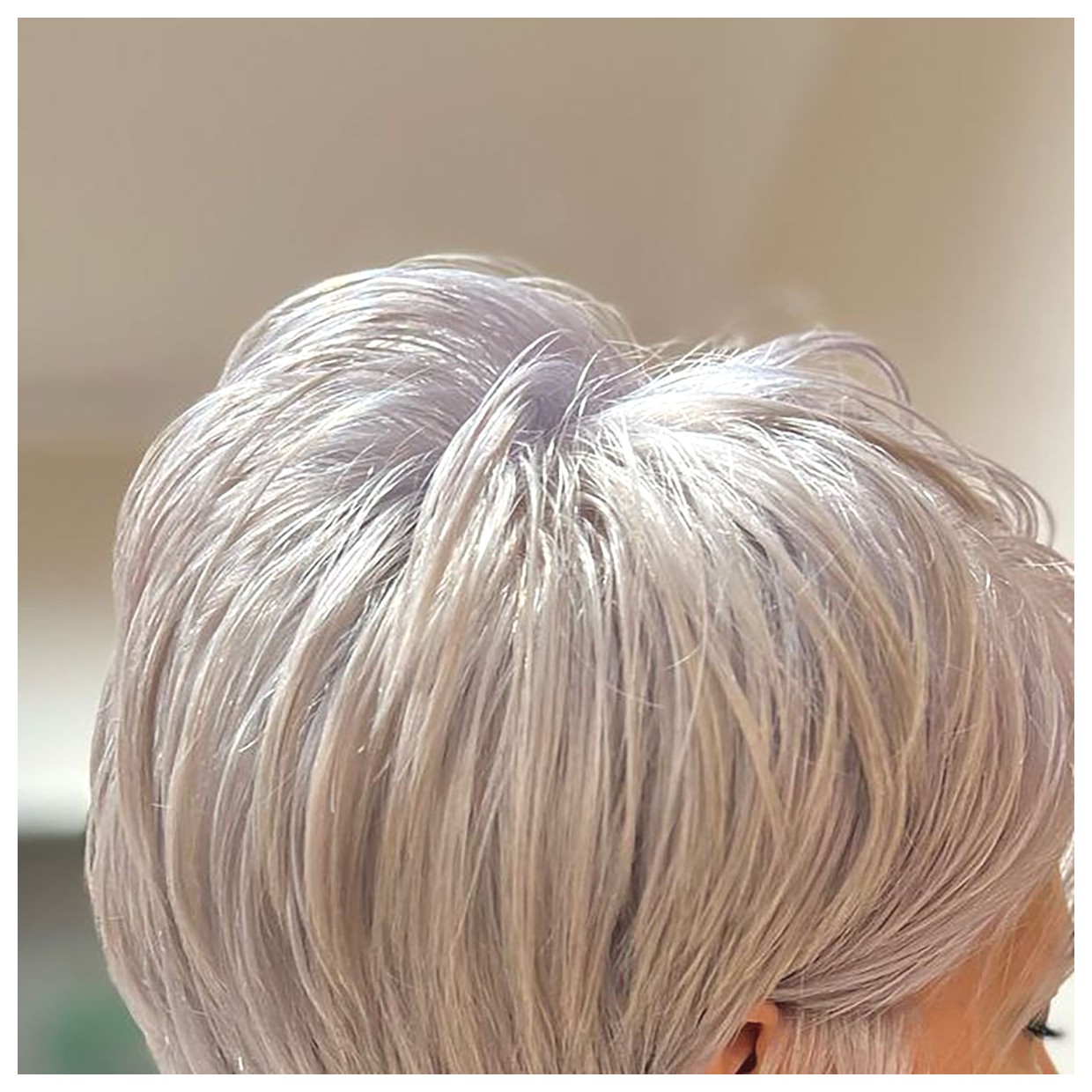 رنگ مو و روحیه: تأثیرات رنگ سفید بر احساسات و رفتار