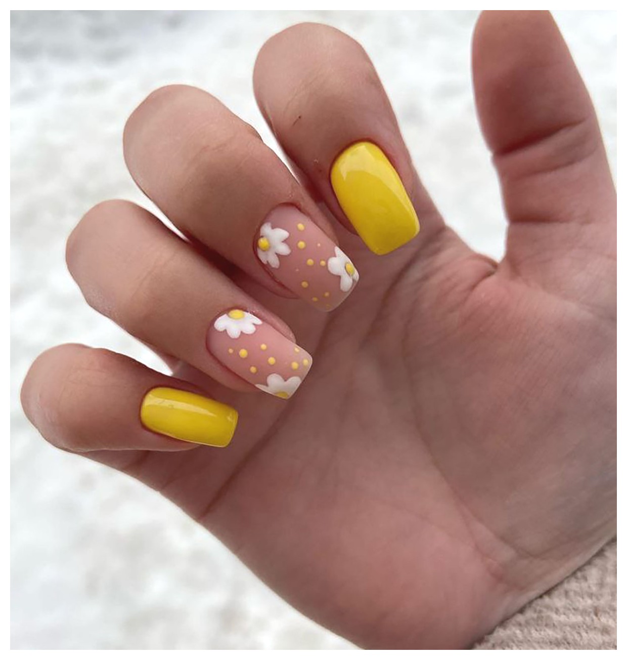 آموزش طراحی ناخن با طرح گل‌های زیبا