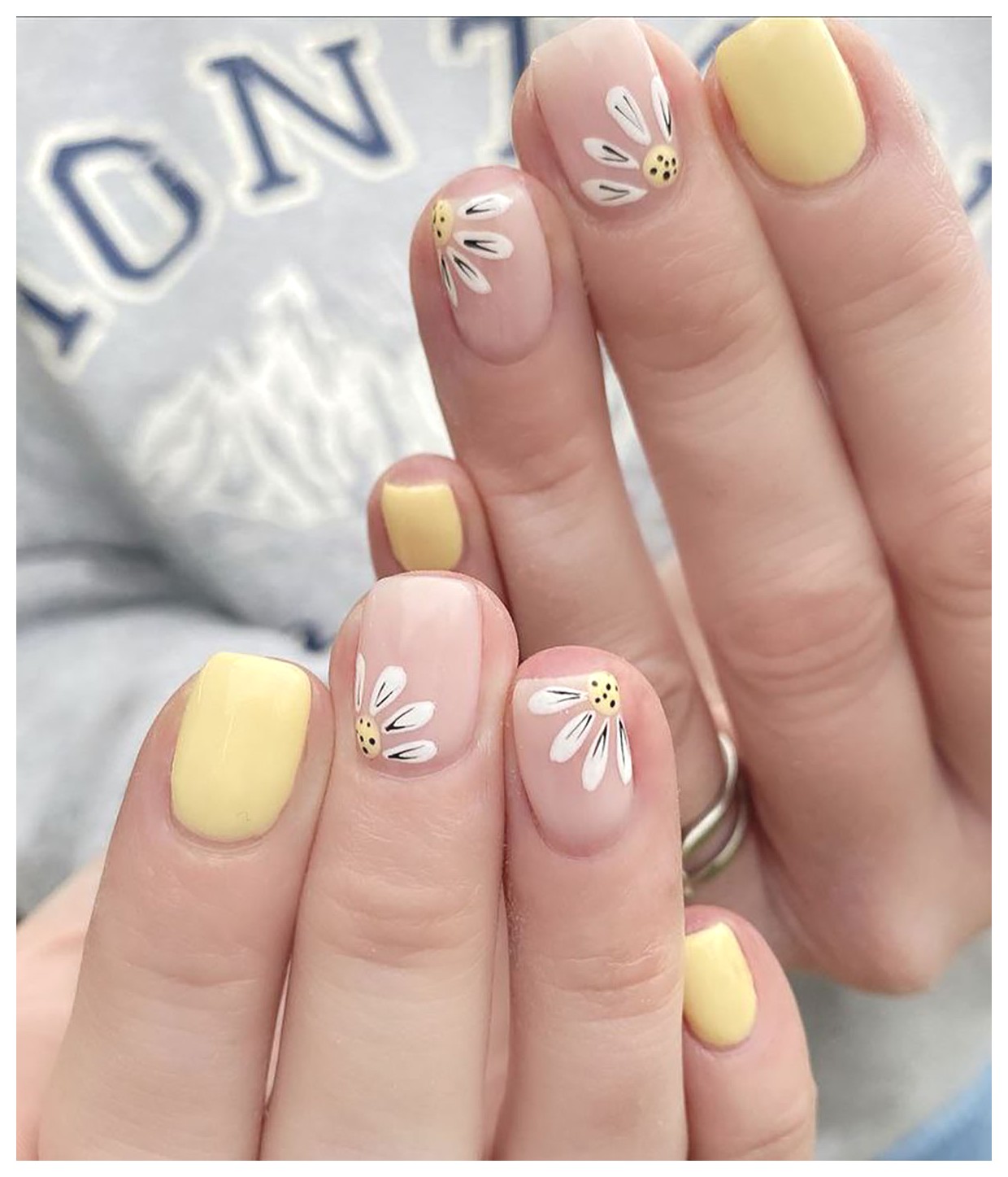 آموزش طراحی ناخن با طرح گل‌های زیبا