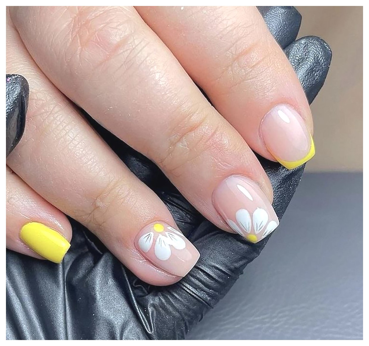 آموزش طراحی ناخن با طرح گل‌های زیبا