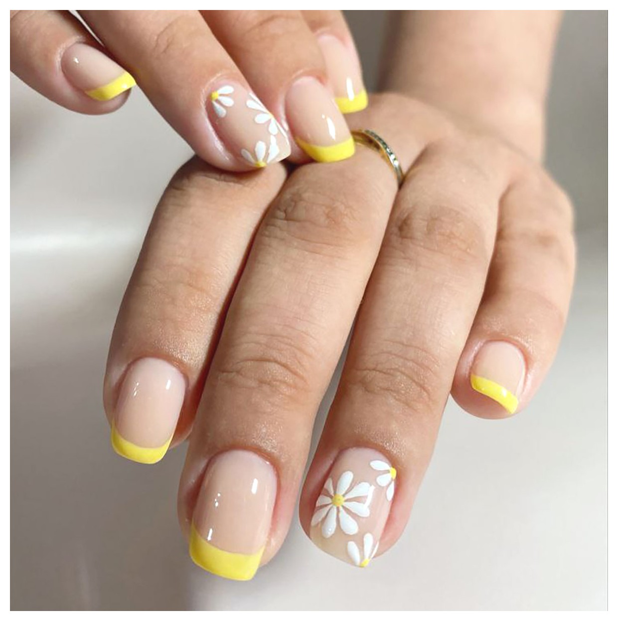 آموزش طراحی ناخن با طرح گل‌های زیبا
