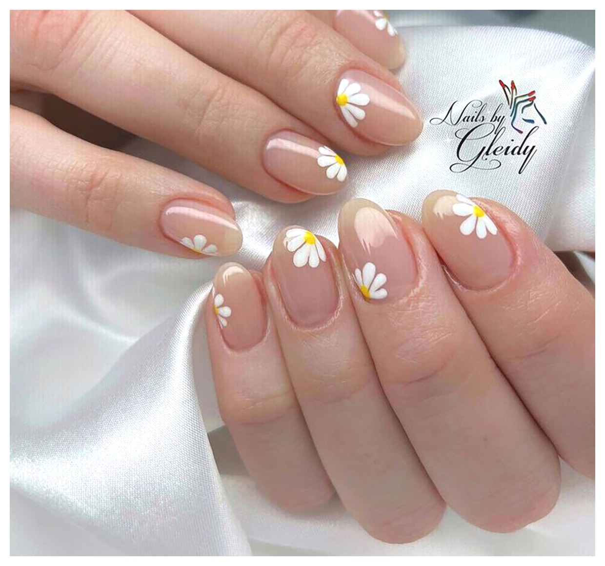 آموزش طراحی ناخن با طرح گل‌های زیبا