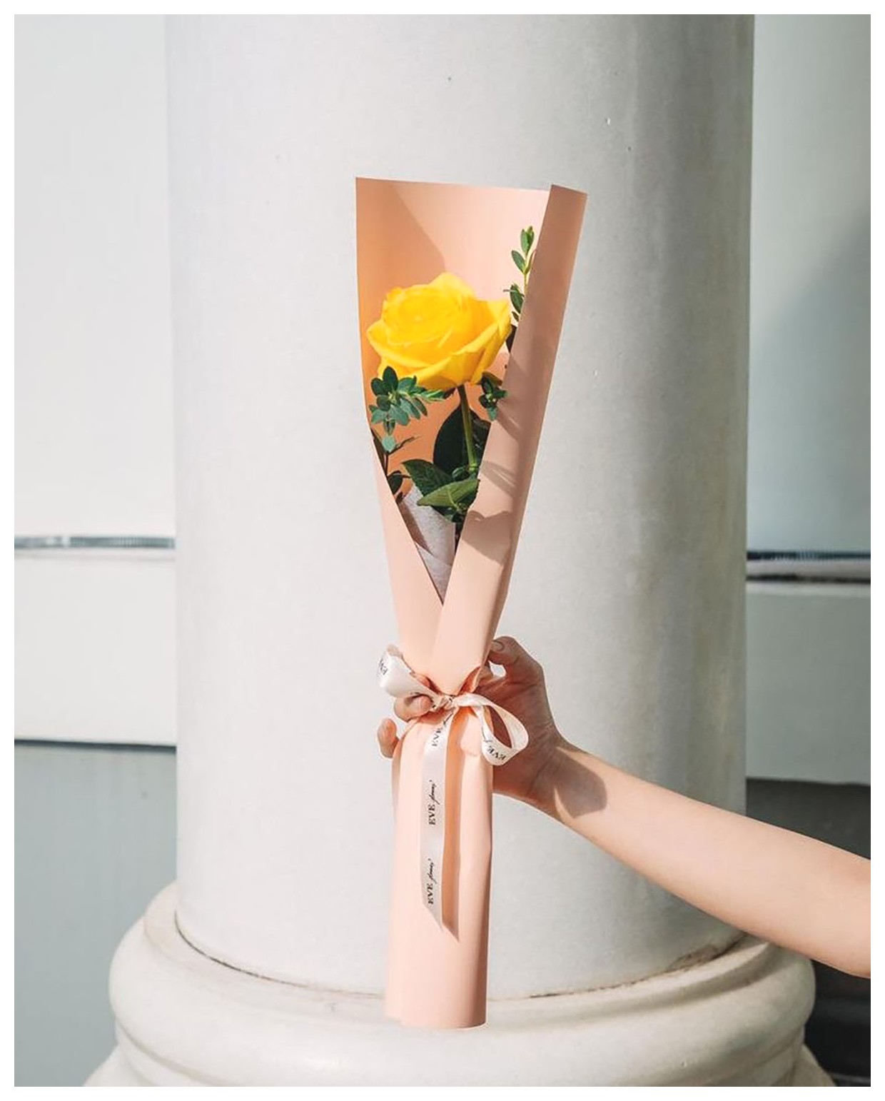 تزیین گل با تک شاخه: راهنمای کامل و ایدههای خلاقانه